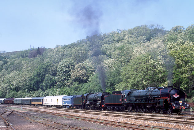 The photo doesn't quite seem to convey the impressive spectacle that the 241P, 141R and train made standing in the sidings at Le Creusot.