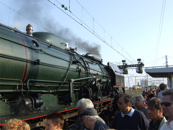 M&acirc;con - running late following the stop for a hot box detector we were not sure how long we would be here. It appeared that half the town had turned out to see the train.