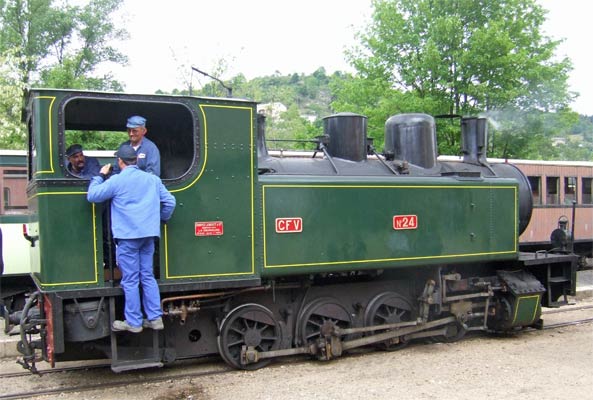 Shunting over, CFV No.24 stands at Lamastre. Time for lunch!