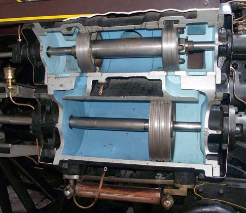 A good view of the high pressure, inside admission, cylinders of 3.1102. The size of the piston compared to that used in 232U1 is very noticeable. October 9 2003