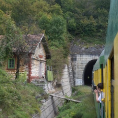 DSC3053  The train paused at Garliște before entering the longest tunnel of 14 tunnels on the line at 1428m long. : Romania