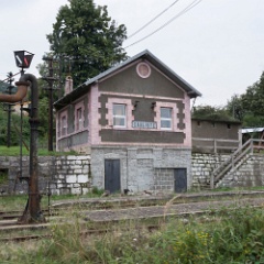 DSC3126  Garliște station, which is not on the same level as the running line. : Romania