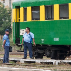 DSC3150  Trainee guard and wheel tapper (Dave Hurd?) back at Oraviţa. : Romania