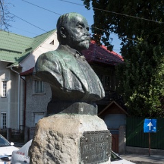 DSC4316  In Bran is a bust od Ioan Pușcariu, a noted Romanian historian, genealogist and administrator. : Romania