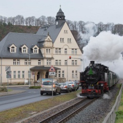 DSC6197  First stop on the line is Freital Cossmansdorf. Here 99 1734 aproaches the station with the 09:42 from Freital Hainsberg. : Germany