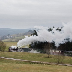 DSC6997  The 14:05 from Schönheide climbs towards Stützengrün. Behind 99 582 is a good indication of the terrain this line, which once ran from Wilkau-Hasslau to Carlsfeld, had to cross. : Germany